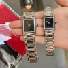 Nowy klasyczny elegancki designerski zegarek zegarek Lady Fashion Quartz Ruch Watches Square Tank Women Srebrne zegarki Montre de Luxe z pudełkiem