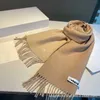 Sciarpe Sciarpa di design in lana jacquard bicolore double face per uomo donna autunno inverno caratterizzata da una combinazione di fiori antichi e scialli con nappe semplici