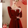 Vestidos casuais básicos ano natal chique elegante reunião anual vermelho dres quadrado pescoço francês design bling noiva longo veludo vestido 231212