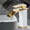 Torneiras de pia do banheiro 1pcs Copper Gold Gold único Bacia de Counter e Acessórios