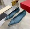 Merkontwerper dames platte sandalen met V-gesp nieuwe V-logo puntige teenpantoffels metalen diamanten gesp lederen ondiepe schoenen casual