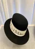 Femmes 039 à bord large ressenti Fedora Hat 100 laine en feutre Panama avec une lettre d'or 2040235