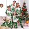 Familjsmatchande kläder Julpyjamas Set Santa Tree Print Mamma Dad Kids Matchande kläder 2 stycken Passar Baby Dog Romper Sleepwear Family Look 231212