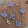 2023 Van Clover Platin Armband Neue doppelseitige vierblättrige fünf Blumen Frauen Titan Stahl Handschmuck Luxusgeschenke für Freundinnen Thve