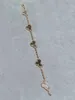 Matériau en or 2024 V Bracelet à cinq fleurs de qualité luxueuse avec pierre grise et collier pendentif 10 pièces pour femmes bijoux de fiançailles avec boîte à timbres PS2107
