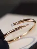 V material de oro clavo punk pulsera ancha y gruesa con diamantes en tres colores chapados para mujeres y hombres regalo de joyería de compromiso tiene st6372188