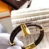 Pulseras de cuero Brazaletes de oro Pareja Florete Carta Brazalete personalizado Amistad Banda Mujeres Hombres Joyería de acero inoxidable Cerradura Pulsera Ch261O