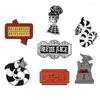 Broches Collection Halloween Billet Rouge Ver De Sable Lydia Deetz Épingles En Émail Épinglette Gothique Film Fantaisie Broche Badge En Gros