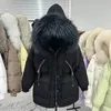 Piumino corto da donna Parka imbottito corto da donna 90% piumino d'anatra Enorme vera pelliccia di procione con cappuccio invernale addensato Parka di piume femminili 231212