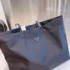 Les sacs fourre-tout 10A Sac de luxe de haute qualité Grand livre Nylon Totes Sacs Sacs à main Designer Femme Sac à main Femmes Sacs Voyage Sac de plage Sac DHgate avec sac à poussière Portefeuille