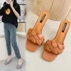 Pantoufles Femmes Summer Square Toe Luxe Diapositives Chaussures à talons hauts Lady Pantofle Caoutchouc Tongs Designer 2023 Hawaïen Bas mince