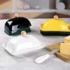 Plats Assiettes Beurrier en céramique simple moderne avec couvercle Boîte à fromage occidentale Couteau en acier inoxydable Restaurant Décoration de ménage 231213
