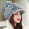 Berets grube pluszowe czapkę baseballową haftowany litera włosy kula zima z imitacją futro dla kobiet