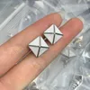 2024 European American Personalized Ohr Stud Square Full Diamond Nietohrringe Hip-Hop PunkThree-dimensional geometrische konische Ohrringschmuck Großhandel XD5