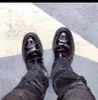 Botas punk personalizadas de couro com alça cruzada para motocicleta, sapatos pretos