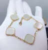 Diseñador Women039s Pulsera Brazalete con dijes clásicos Oro de 18 quilates 4 hojas Hierba Perla Concha Chica Día de San Valentín Regalo de amor de boda 8115882