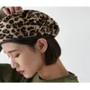 BERETS2024ファッションヒョウ暖かい冬の女性ベレー帽の編組バギーニットフックビーニーハットスキーキャップ