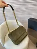 Luxe Niki crossbodytas voor dames, gemaakt van echt suède materiaal, klassieke verticale metalen flip bag digner