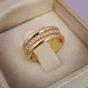 Klassische Hochzeit Frauen Ring Einfache Finger Ringe Mit Mittleren Gepflasterten Steinen Dezente Zarte Weibliche Engagement Jewelry287E
