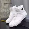 Esporte Praddas Pada Pada ao ar livre Top Top Fabric Marca de luxo Hightop Patente Sênis High Men Men Casual Walking Walking Cup Americas Top Sports Sneaker Designer