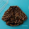 Klassisk brevhund Apparel Designer Dog Clothes Brown Pälspälshund Jacka Teddy Bichon Bulldog Schnauzer Ytterväskor Kläder husdjursmaterial