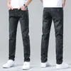 Jeans da uomo 2024 Pantaloni da uomo in denim vintage elasticizzati a vita alta dritti gamba stretta blu chiaro pantaloni di qualità slim fit streetwear