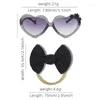 Accessori per capelli 2 pezzi / set Colori per bambini Fasce morbide per bowknot Fiori a forma di cuore in acrilico Set di occhiali da sole UV400 adorabili
