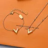 Klassische Designer-Anhänger-Charme-Armbänder Gold Liebe V Halskette Modeschmuck Armband vergoldet Buchstabe einfaches Herz Luxus-Anhänger2015