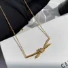 Brand de créateur Gu Ailings Collier à nœuds croisés avec le même style pour le luxe léger et un design unique Une chaîne de cols de célébrité élégance en or de haute qualité avec logo