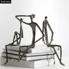 Figurines décoratives Figurines abstraites Statue en métal Minimaliste Personnages dorés Sculpture Décoration de bureau Œuvre d'art créative Artisanat moderne
