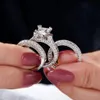 Conjuntos de anillos de diamantes simulados con talla princesa de lujo Anillo de bodas de compromiso 3 en 1 para mujeres Joyería chapada en oro blanco de 14 quilates 246s