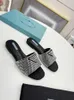 Kvinnors Rhinestone Slippers Beach Sandals Sexig lyxpärlplattform Leisure Summer Wide Flat 2022 Designer 9912ESS