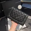 Bolso con solapa Woc de diseñador para mujer de 23 quilates con cerradura de camelia dorada Cuero de caviar acolchado Cadena Matelasse con celosía de diamantes 19x12 cm Cartera encantadora Bolso cruzado para hombro