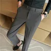 Abiti da uomo Pantaloni da uomo a righe Pantaloni 2023 Autunno Stile britannico Dritto Slim Fit Pantalone solido Abbigliamento moda casual