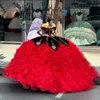 階層型の赤いオルガンツァスカートから肩の恋人ベスティドス15 Quinceanera Lace -Up Corset Promを備えた黒い赤いCharro Quinceaneraドレス