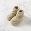 Premiers marcheurs bébé chaussures gants ensemble tricot né garçon fille bottes mitaine 0-18M enfant en bas âge vêtements pour bébés accessoire mignon couleur unie 2PC fait à la main 231213