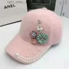 Kapity kulowe 2021 Nowe jesień i zimowe ręcznie robione kapelusze dla kobiet Pluszowe Pluszowe Perl Pearl Women Baseball Cap YQ231214