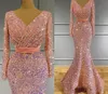 2024 Abito da sera a sirena con paillettes rosa Donne lunghe a V-Neck Women Prom Abiti formali Arabo Dubai Robe de Soiree Customed