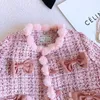 Set di abbigliamento adorabili pompom design bambine tweed cappotto e pantaloncini morbidi autunno caldi inverno inverno set abiti per adolescenti per 2 7 anni 231214