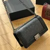 Boy Designer Ladies Shoulder Bag 25cm Cowhide Beautiful Embossed Hardware Metal Buckle Luxury Handbag Matelasse Chain Crossbody Bag Makeup Bags Dress Sacoche