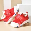 Pierwsze Walkers Summer Toddler Buty dla chłopców dziewcząt 04t Sandały dla niemowląt Moda pusta powietrze Mesh Sole Sole Niemowlę UNISEX 231213