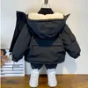 Donsjas Winter donskatoenen jas Jongens Zwarte kapjas Kinderen Bovenkleding Kleding Tiener 3-8Y Kinderparka Gewatteerd sneeuwpak XMP323 231214