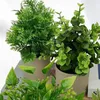 Simulation de fleurs décoratives, bonsaï : la décoration parfaite pour le salon avec une mini plante en pot élégante.
