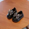 Erste Wanderer Baby Mädchen Prinzessin Schuhe Kleinkind rutschfeste flache weiche Sohle Leder Gummi Krippe schöne Butterflyknot Kleinkind 231213