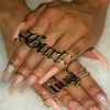 Bröllopsringar anpassade knogar namn ring personlig tre finger stor typskylt mode kvinnor män smycken gåva 231212