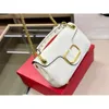 Fashion V-Chain Metal Flap One Sacs Enveloppe New Bag Designer Spring / Summer Postman Valenttiinos Riveted Crossbody épaule 2024 Handheld N655