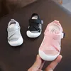 Första vandrare baby flickor pojkar sandaler sommar spädbarn småbarn skor nonslip mjuk enda andningsbara barn strandbarn 231213