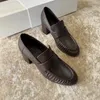 Casual Shoes Custom Super Soft Importerad kalvskinn övre helt handsyn, veckad 6,5 cm hög häl loafers