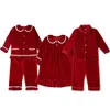 Set di abbigliamento 2023 Inverno Bambino Natale Pigiama Famiglia Pigiama Set per le donne Ragazza Ragazzo Uomo Rosso Navy Velluto Lounge Wear 231214