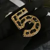 23ss marca de luxo ouro carta designer pinos broches para mulheres homens cobre moda cristal pérola broche placa ouro pino jóias para 213z